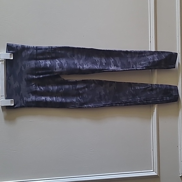 NEW SPANX Look at Me Now Seamless Leggings, Black Camo, Sz M - Picture 3 of 7